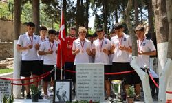 Yunusemre’nin U17 Türkiye şampiyonu, şampiyonluk kupasıyla Zeyrek’in mezarını ziyaret etti