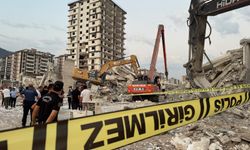 Kahramanmaraş’ta ağır hasarlı bina yıkımda devrildi: Operatör hayatını kaybetti