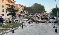 Balıkesir’de 6.1 büyüklüğünde deprem: Manisa’da bina yıkıldı, otoyollara kayalar düştü