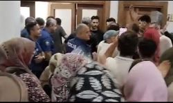 Kahramanmaraş'ta susuz kalan vatandaşlar, bidonlarla belediye binasına giderek duruma tepki gösterdi