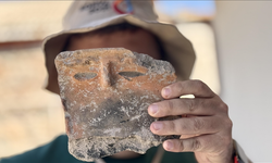 Konya'da 5 bin yıllık "insan yüzlü" çömlek parçası bulundu