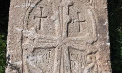 Van’da Bizans dönemine ait iki kabartma taş stel ele geçirildi