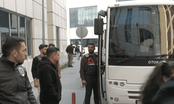 Ünlü i̇si̇mlere uyuşturucu operasyonu: Jandarma nezareti̇ndeki̇ i̇şlemlere hukukçulardan "hürri̇yeti̇ tahdi̇t" tepki̇si̇