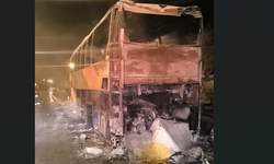 Adana'da seyir halindeki yolcu otobüsü yandı