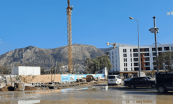 Bakan Kurum’un “göz kamaştırıyor” dediği Hatay’daki Atatürk Caddesi sular altında kaldı