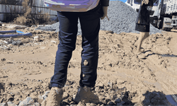 Hatay'da okul yolları bataklık: Öğrenciler dize kadar çamura batıp şantiyeden geçerek derse gidiyor