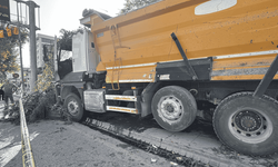 Malatya'da kontrolden çıkan kamyon 7 konteyner iş yerine çarptı