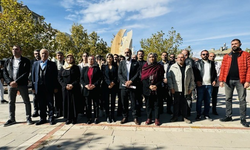 Van depreminde yaşamını yitirenler 14'üncü yılda anıldı: Rant değil bilim esas alınsın