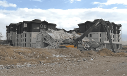 AKP'li Yeşilyurt Belediyesi'nin "Sağlam zemin, güvenli yapı” vaadi ile satışa çıkardığı binaların yıkımına başlandı