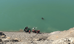 Van'da otomobil baraja uçtu: Araçtaki 2 kişi hayatını kaybetti, 1 kişi ise kayıp