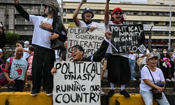 Filipinler'de yüz binlerce kişi sel kontrol yolsuzluğunu protesto etti