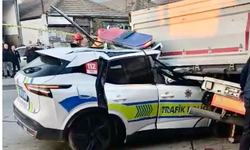 Manisa'da ekip aracının tıra çarptığı kazada 1 polis hayatını kaybetti, 1 polis yaralandı