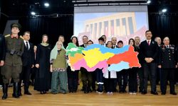 Manisa’da Hasan Türek Anadolu Lisesi tarafından "Sönmeyen Işık" gösterisi ayakta alkışlandı