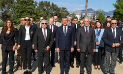 Özgür Özel, KKTC'nin kuruluş yıldönümünde Denktaş ve Küçük'ün mezarlarını ziyaret etti