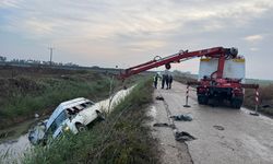 Adana'da tarım işçilerini taşıyan minibüs sulama kanalına devrildi: 18 yaralı