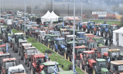 Yunanistan'da polis havalimanı yolunu kapatmak isteyen çiftçilere biber gazıyla müdahale etti