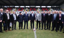 Sporun halef-selef bakanları Aşkın Bak ve Kasapoğlu’ndan Manisa Soma’daki tesis açılışında top sektirme şovu