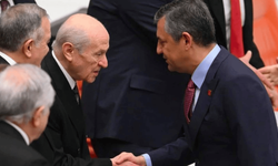 Bütçe görüşmelerinin son gününde liderler buluştu: Özgür Özel ve Devlet Bahçeli Meclis'te selamlaştı