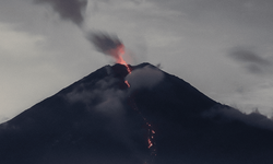 Endonezya'da Semeru Yanardağı korkuttu: 6 kez patladı