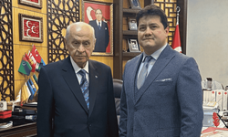 MHP'li Başkan gazeteciye "Karı kıyafeti giydiririz, düğünlerde oynatırız" dedi, gazeteci koruma altına alındı