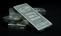 Gümüş rekor seviyeye yakın seyrediyor