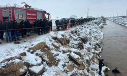 Şanlıurfa'da sulama kanalına düşen otomobildeki 4 kişiyi arama çalışmaları sürüyor