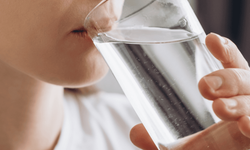 Çinli bilim insanları sudaki mikroplastikleri azaltacak kolay bir yöntem duyurdu