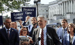 ABD’li demokrat vekilden suriye politikasına eleştiri: Müttefikler kurtların önüne atıldı