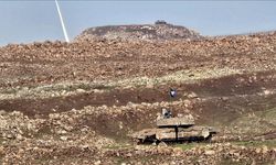 İsrail Ordusu Kuneytra'da Suriye topraklarına girerek tepeye bayrak dikti