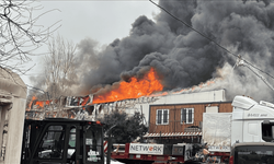 Ataşehir'de iş yerinde çıkan yangına müdahale ediliyor