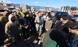 Manisa Şehzadeler Belediye Başkanı Şimşek’ten yangından canlarını kurtaran TOKİ işçilerine “geçmiş olsun” ziyareti