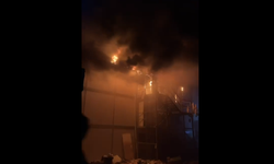 TOKİ işçileri alevlere yataklarında yakalandı: İtfaiyeciler işçileri alevlerin içerisinden söküp aldı