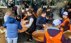 Selendililer Manisa şehir meydanında üç yıl önce kaybettikleri Ender Kaya için iftar hayrı düzenledi