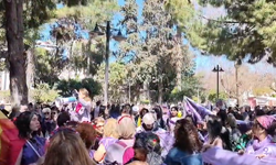 Antalya'da saç örgüsü görseli bulunan pankarta izin verilmedi