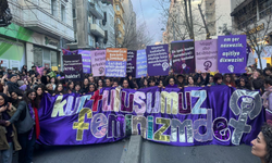 İstanbul'da Feminist Gece Yürüyüşü: Binlerce kadın engellemelere rağmen bir araya geldi