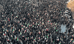 İran'ın dini lideri Ali Hamaney öldürüldü... çok sayıda kentte binlerce kişi toplandı