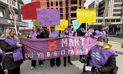 Trabzon'un Of ilçesinde kadınlar 8 Mart'ta ilk kez yürüyüş düzenledi