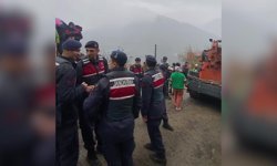 Alagöz'ün ısrarı jandarma ile köylüleri karşı karşıya getirdi: Köylüler Alagöz'e bir kez daha geçit vermedi