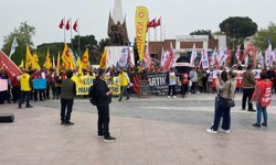 Eğitim sendikaları Manisa'da Milli Eğitim Müdürlüğü önüne siyah çelenk bıraktı