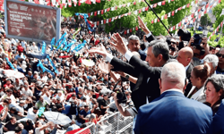 CHP Genel Başkanı Özel, eşi Didem Özel'le mesir saçtı