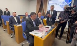 CHP'li Ağbaba'dan üzerinde Bakan Şimşek'in resminin basılı olduğu 5 bin TL'lik banknotlu esnflasyon eleştirisi
