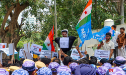 Hindistan'da soru sızıntısı nedeniyle sınav iptali protesto edildi