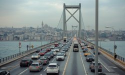 İstanbul'da trafik yoğunluğu, araçla güçlükle ilerliyor