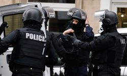 Paris’te polis, karakola saldıracağından şüphelendiği kişiyi silahla öldürdü