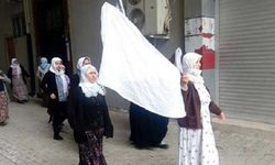 Cizre'de yaralıları almak için beyaz bayraklarla yürüyen kadınlar gözaltına alındı