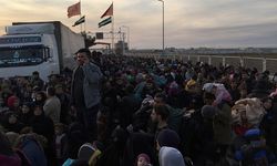 Binlerce Suriyeli Türkiye sınırında; polis ve askerlerin izinleri iptal edildi