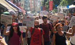 Cumhuriyet'e destek için Kadıköy'de gazete dağıtımı yapıldı.