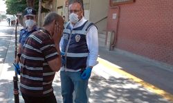 Maskesiz polise yakalanan ve ceza kesilen kişi kendisini tokatladı