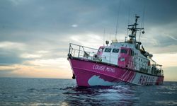 Banksy'nin göçmenlere yardım eden teknesi Akdeniz'de mahsur kaldı
