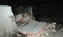 İzmir'de şiddetli yağış ve rüzgardan beton duvarlar yıkıldı
